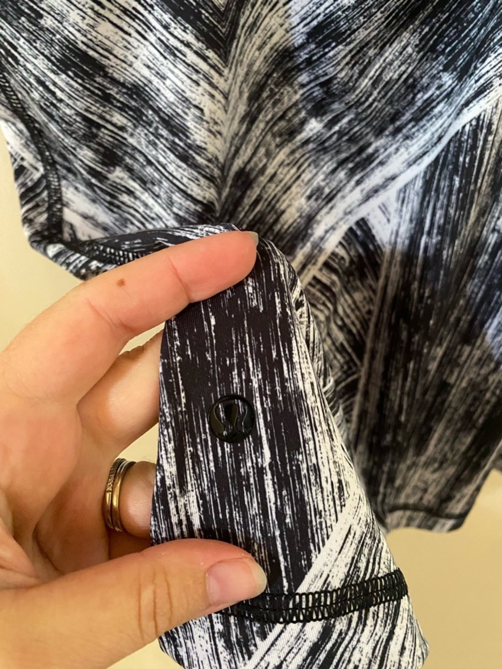 Lululemon Wild Tank Top Black White Brush Stroke Pattern Strappy Back Size 6 - Picture 5 of 6